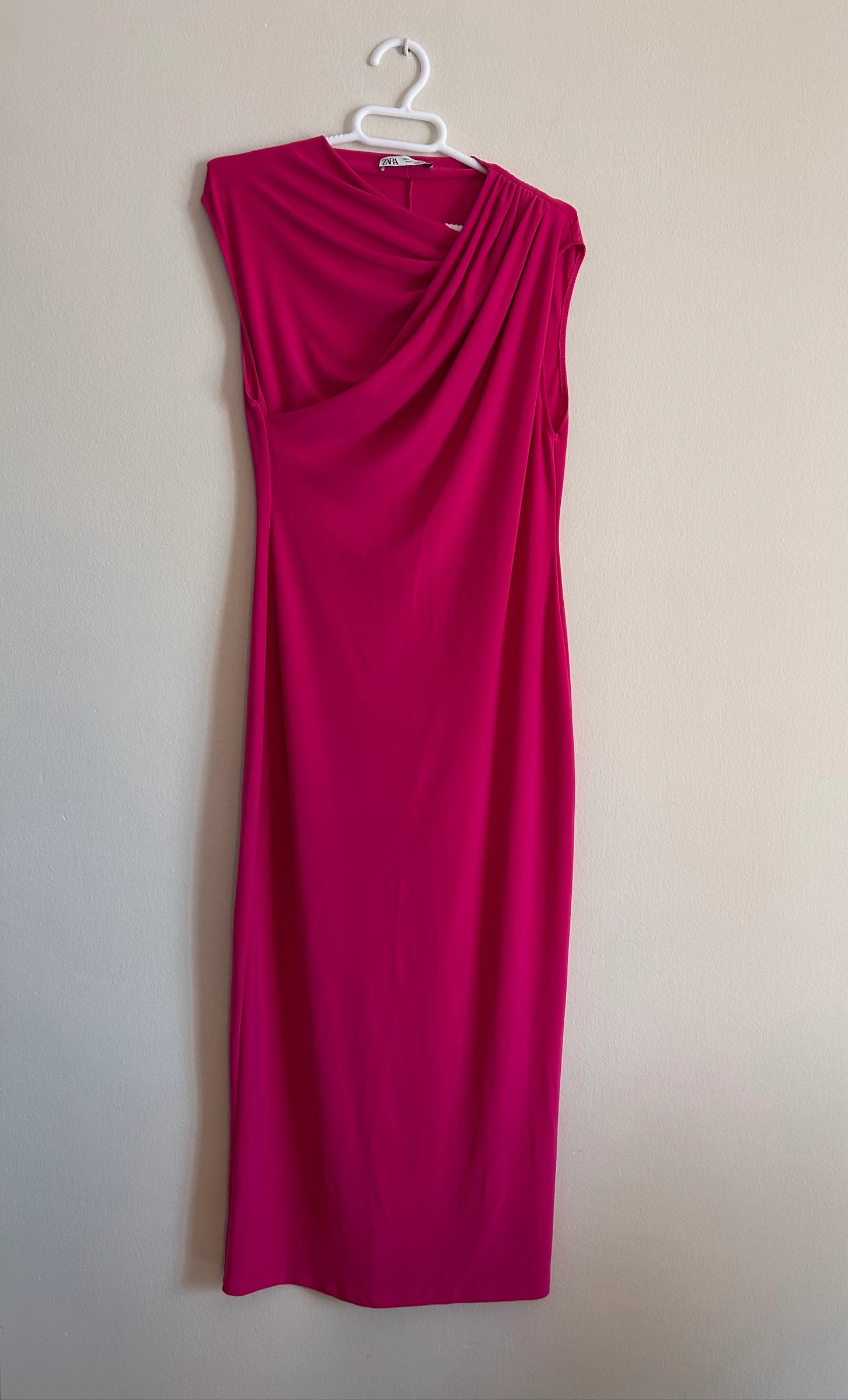 Vestido drapeado fucsia
